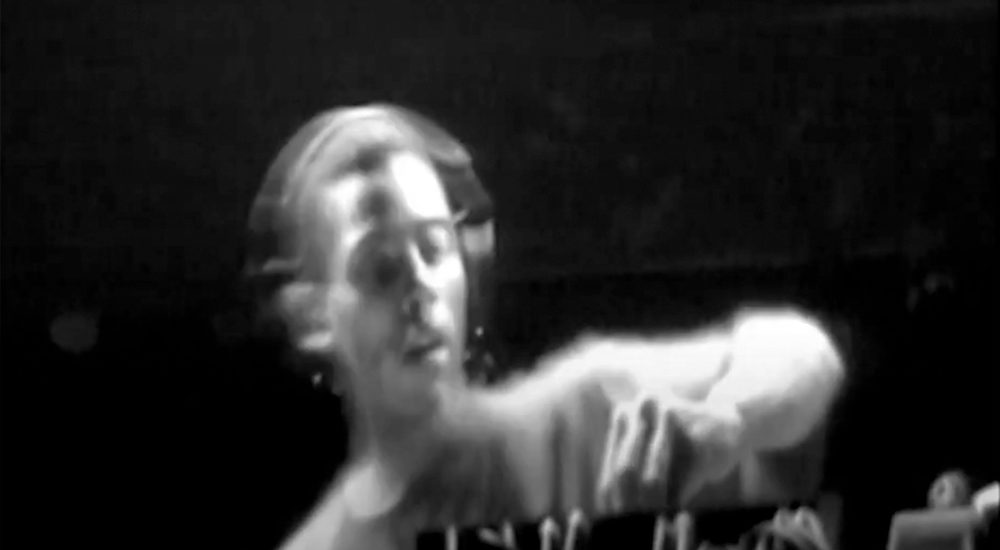 Photo en noir et blanc du DJ et producteur de techno américain Jeff Mills