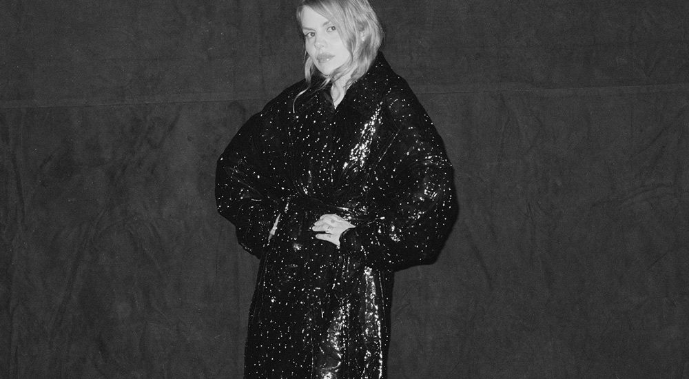 Photo en noir et blanc de la chanteuse de pop canadienne, Coeur de pirate