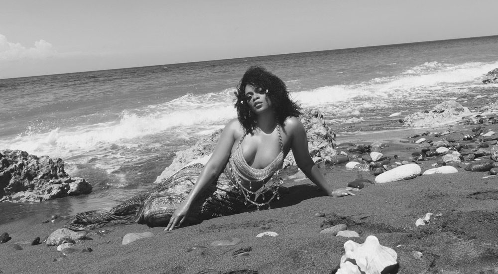 Photo en noir et blanc de l'artiste de reggae jamaïcaine Lila Iké