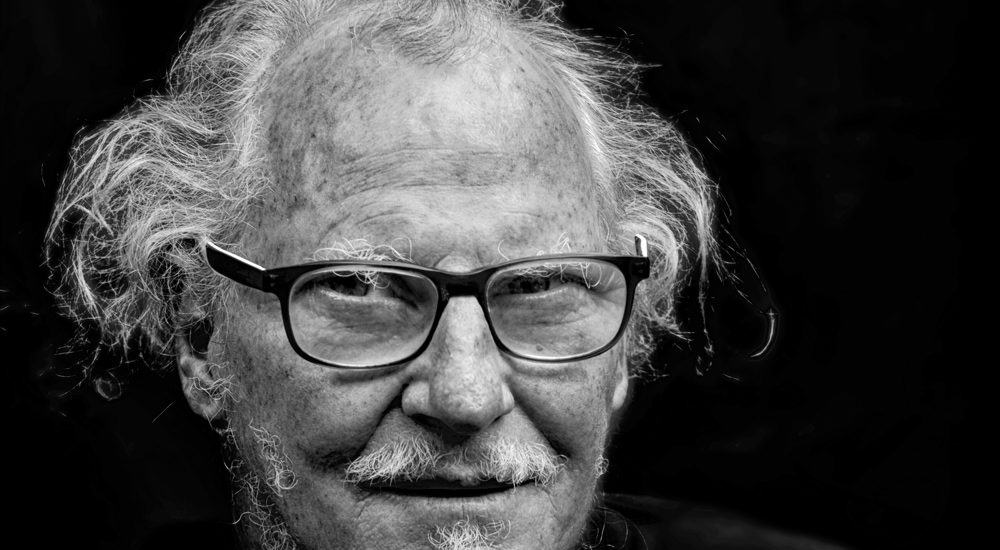 Portrait en noir et blanc de Danyèl Waro, figure emblématique de la Réunion et du Maloya