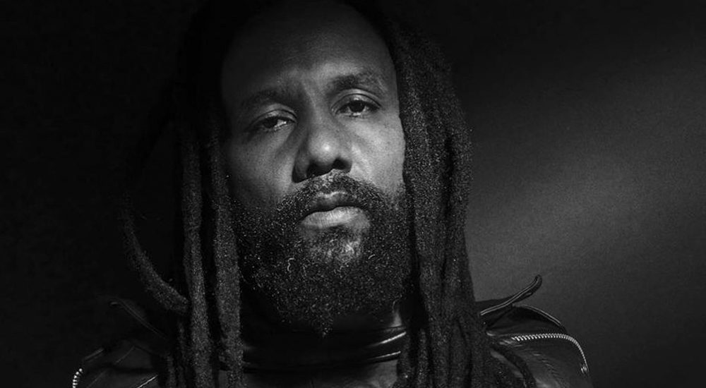 Portrait en noir et blanc de l'artiste de reggae, Ky-Mani Marley