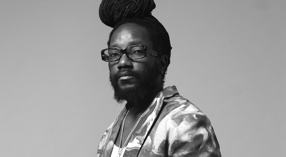 Portrait en noir et blanc de Kabaka Pyramid, chanteur jamaïcain de reggae et hip-hop
