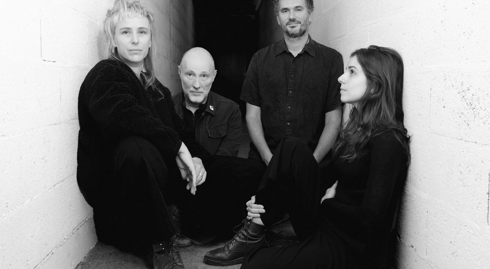 Photo en noir et blanc des 4 membres du groupe Tout Bleu en concert au Rez-Usine