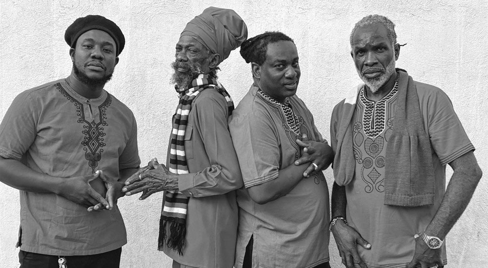 Photo en noir et blanc du groupe de reggae The Abyssinians en concert à Genève