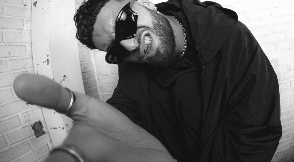 Photo en noir et blanc de l'artiste de techno OGUZ