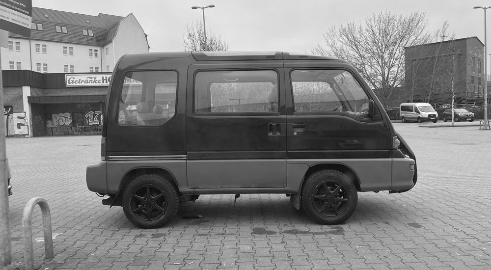 Photo en noir et blanc du tour bus du groupe de synth punk allemand Pisse