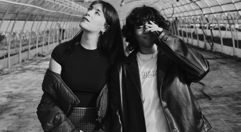 Photo en noir et blanc et blanc du duo genevois de pop électronique, Roshâni