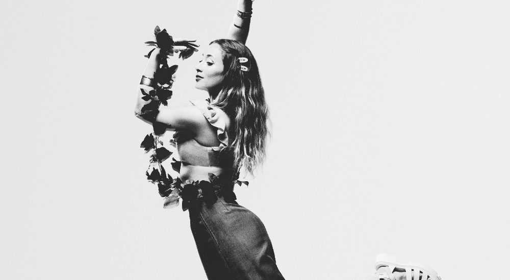 Photo en noir et blanc de la chanteuse de pop tropicale, Luiza