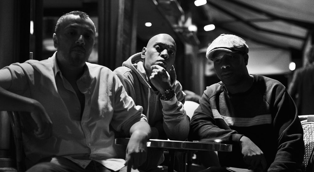 Photo en noir et blanc du groupe de rap français La Rumeur