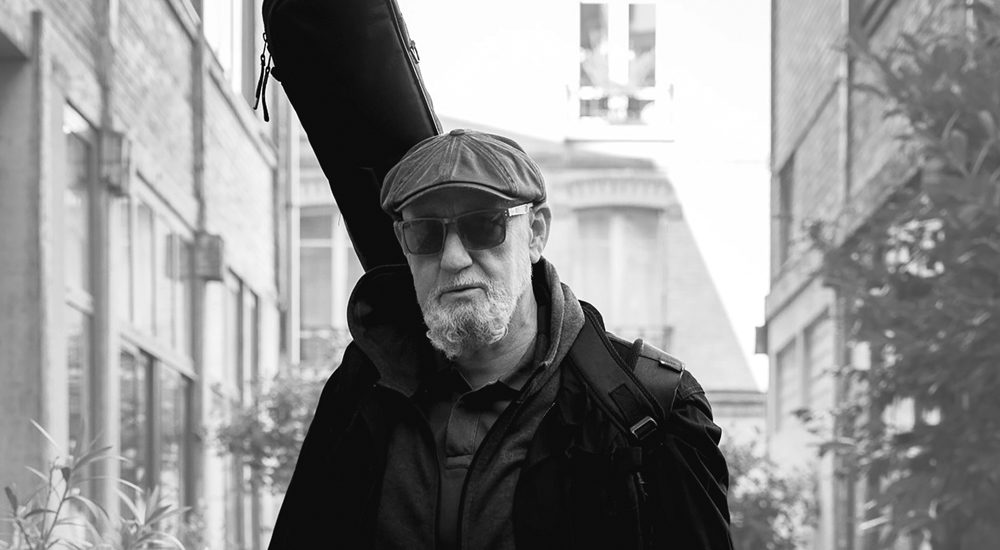 Photo en noir et blanc de l'artiste de blues rock CharlElie Couture