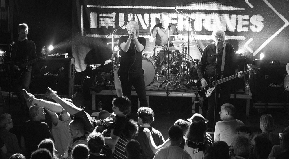 Photo des concerts de The Undertones et Asphalt, avec DJ set par Old Boys Unity et le RSC pour les 1 an du Roosevelt Sports Club au Rez-Usine