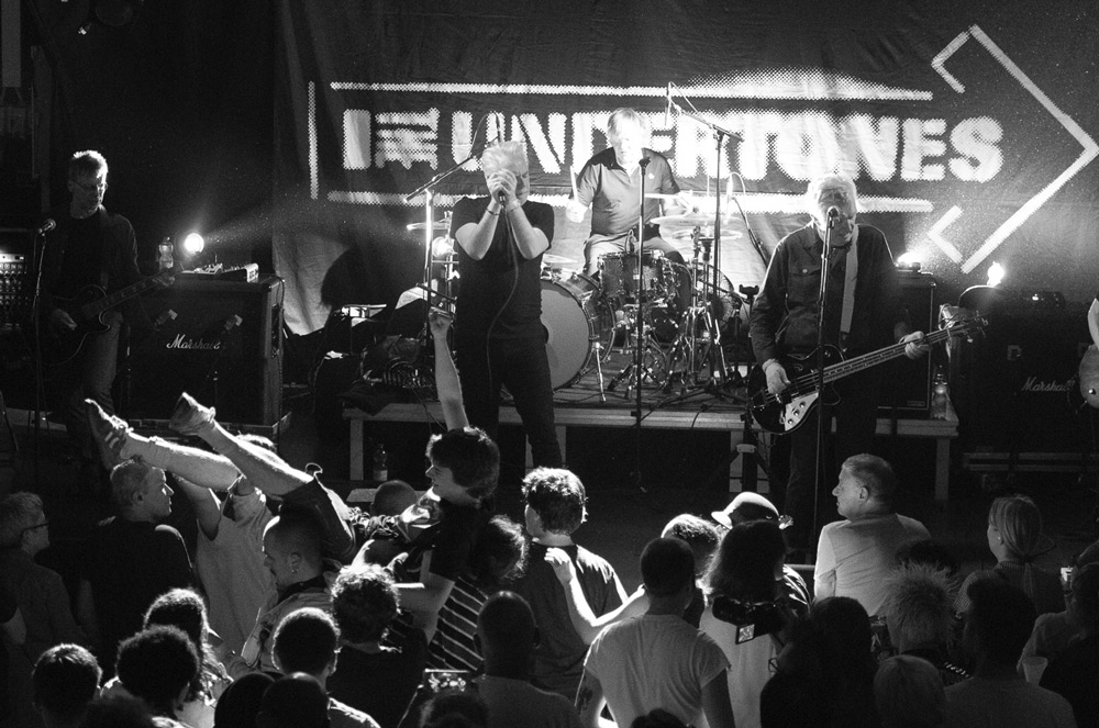 Photo des concerts de The Undertones et Asphalt, avec DJ set par Old Boys Unity et le RSC pour les 1 an du Roosevelt Sports Club au Rez-Usine